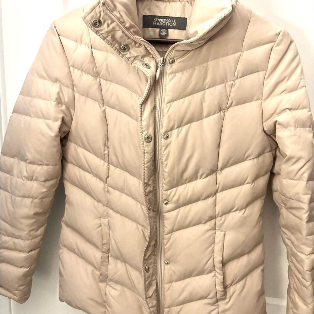 KENNETH COLE REACTION BEIGE QUILTED DUCK DOWN TWO WAY CLOSER ZIPPER & SNAPS SZ S - Picture 13 of 15